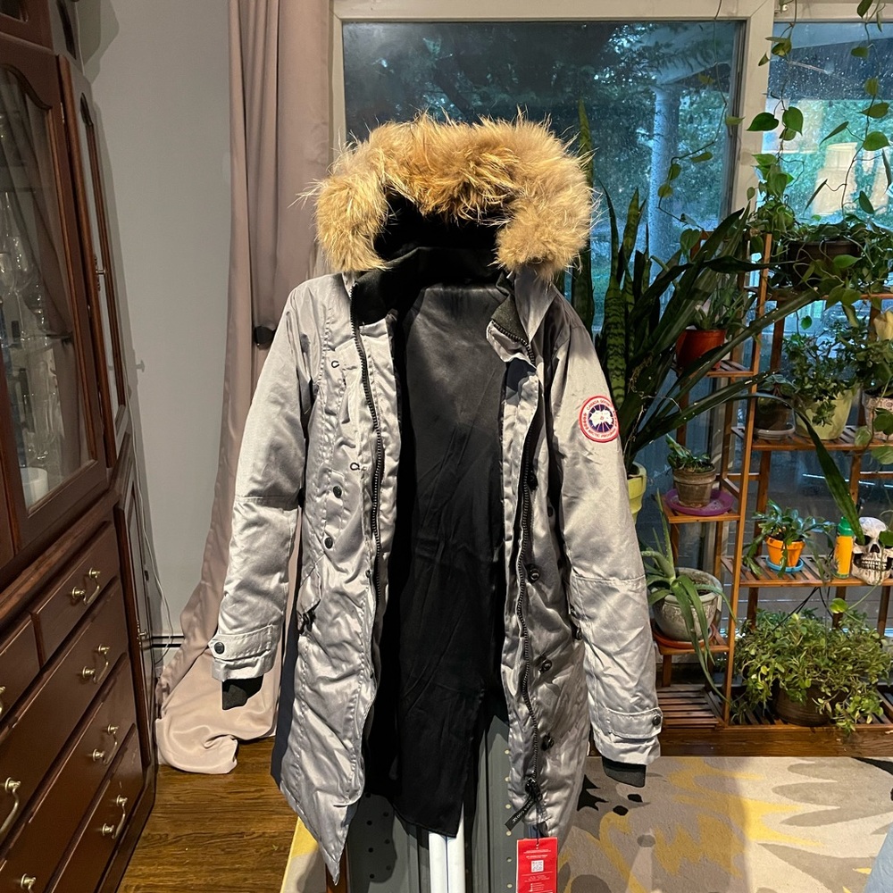 CANADA GOOSE Brand new- never worn- tags still on- WOMAN XL GREY